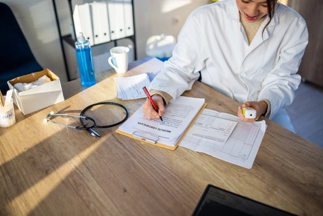 Врач ведет запись