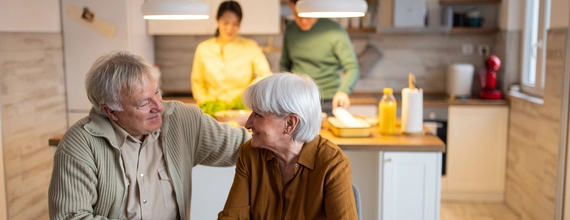 Семья пьет чай и сок на кухне