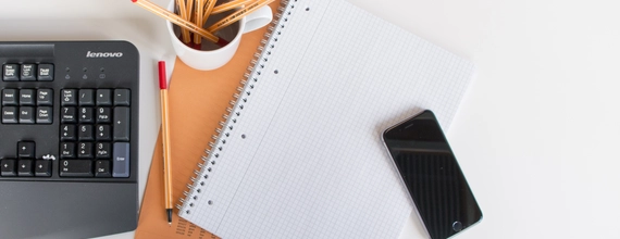  Тетрадка, телефон, клавиатура и ручки