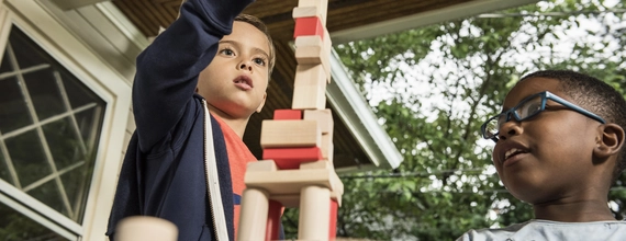 дети строят башенку