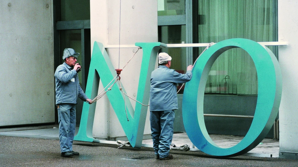 Фотография смены старого логотипа «Новартис» в районе Санкт-Иоганн, Базель