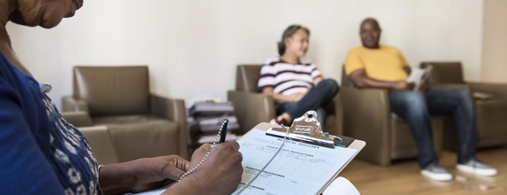 Врач делает записи