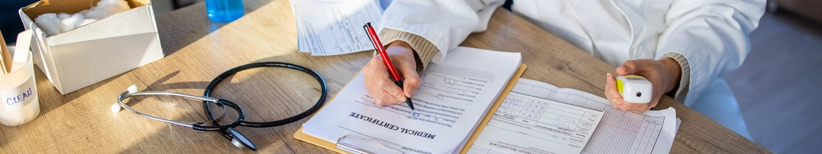 Врач ведет запись